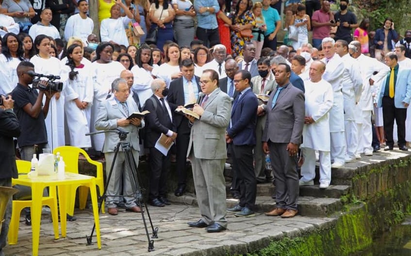 Bispo Abner Ferreira prega durante batismo nas águas