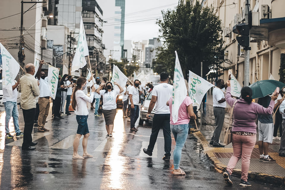 Igrejas oram em Lajeado