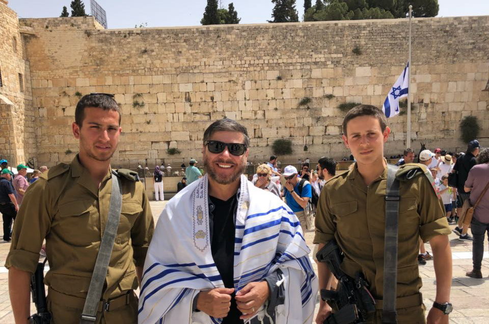 Joel Engel com soldados de Israel