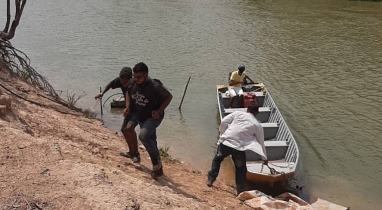 Voluntários deixam barco