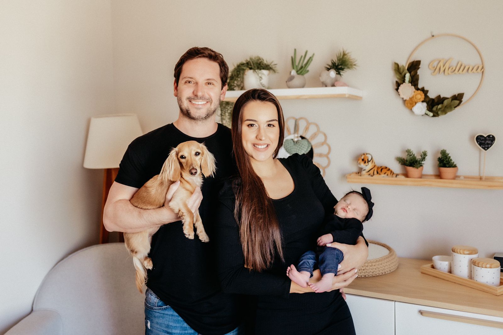 Pastor Thiago Mattes, a esposa, a filha e o pet