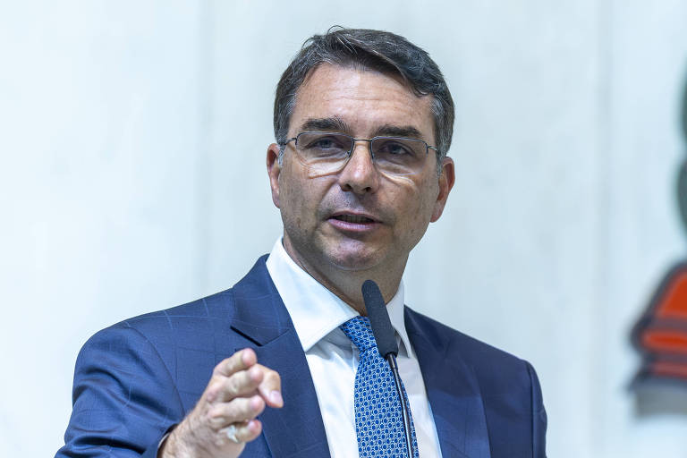 Saída de Flávio Bolsonaro do país divide líderes cristãos que o apoiaram