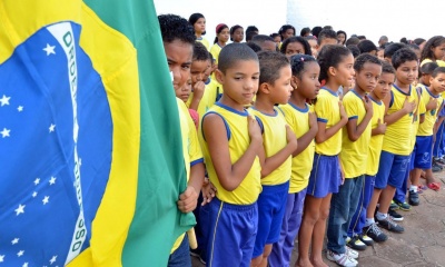 Alunos cantam hino nacional