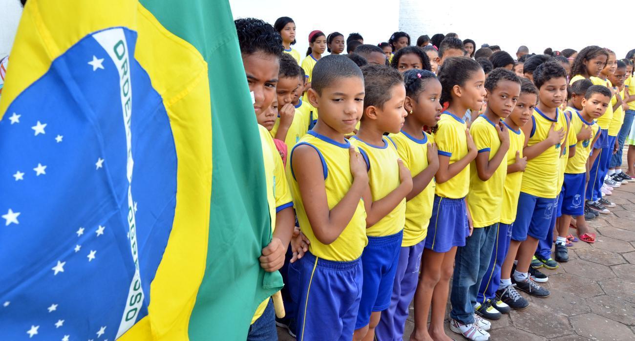 Alunos cantam hino nacional