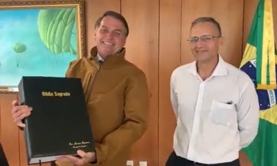 Jair Bolsonaro segurando Bíblia