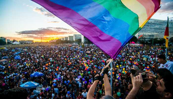 Vereador é elogiado por criar PL para proibir símbolos cristãos em parada LGBT+