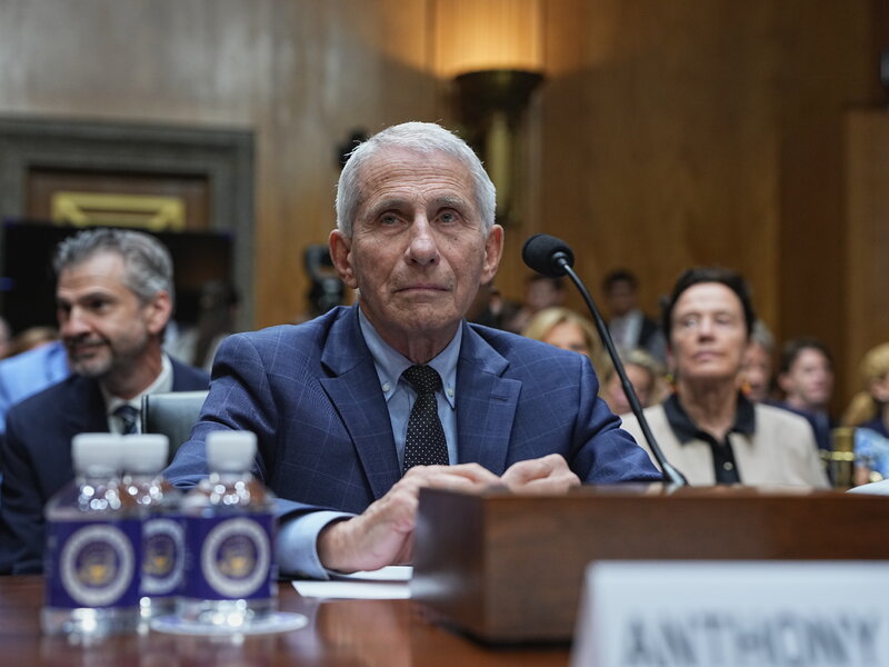 "Autoridade" da COVID, Fauci se esquiva de perguntas durante inquérito nos EUA