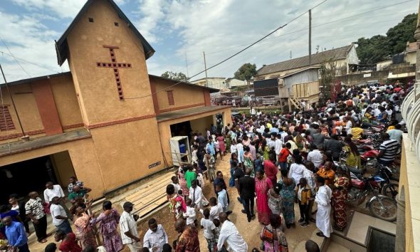 Novo surto de ebola e violência armada sobrecarregam igrejas