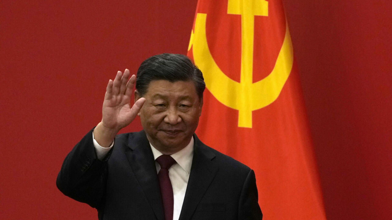 Comunismo: China proíbe uso de termos como "Deus" e "Jesus" em louvores