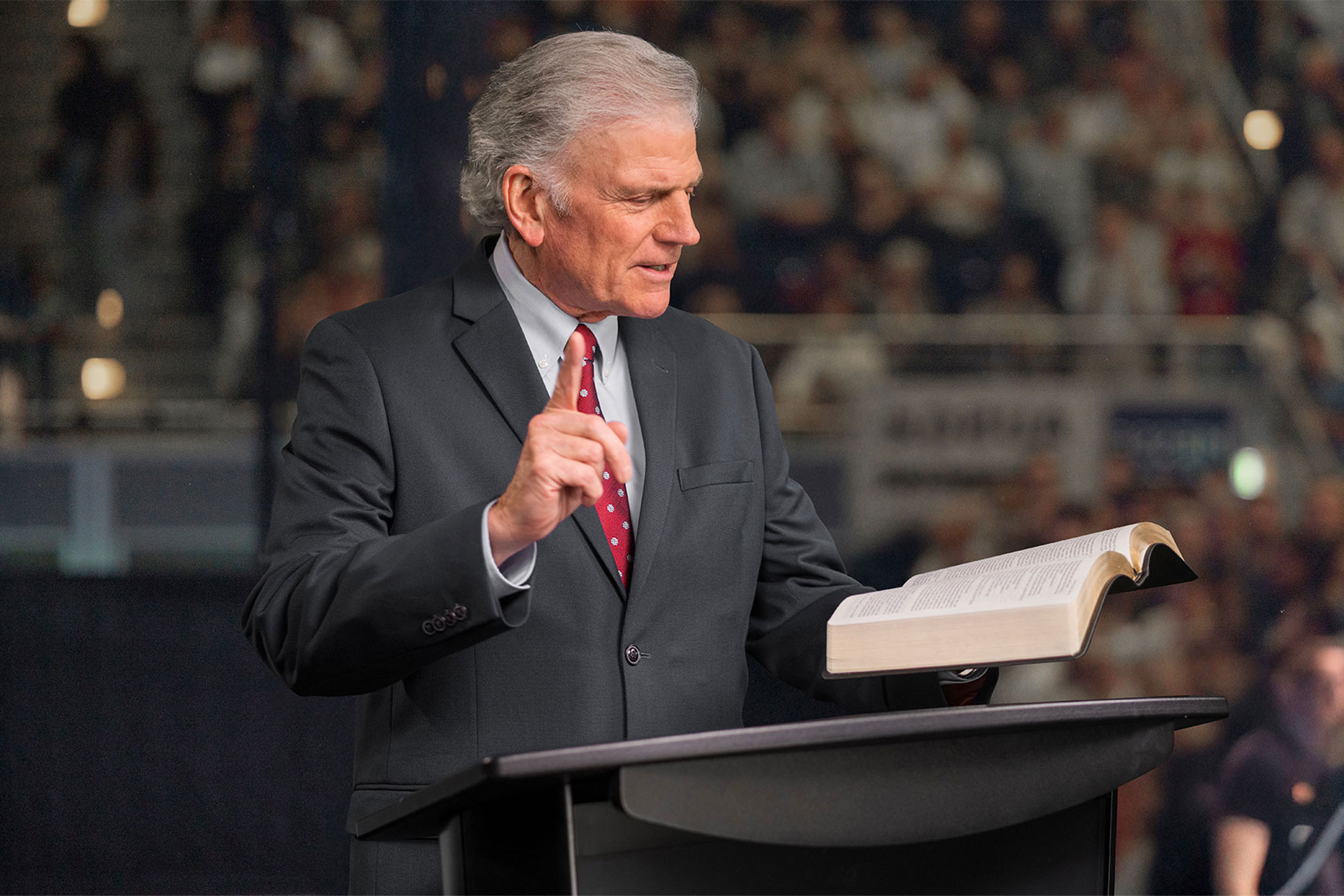 "Arrepender significa mudar", diz Franklin Graham para multidão ao falar de aborto