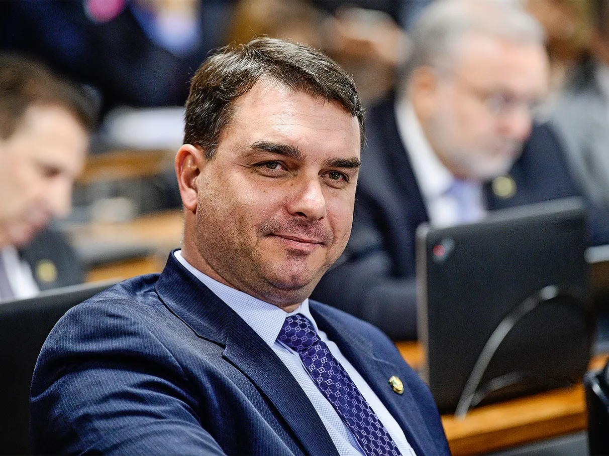 Flávio alcança 50% contra 43% de Lula no segundo turno, aponta nova pesquisa