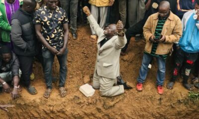 Terror na Nigéria: pastor chora perante os corpos de membros da sua igreja