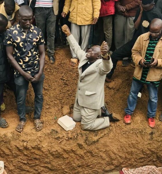 Terror na Nigéria: pastor chora perante os corpos de membros da sua igreja