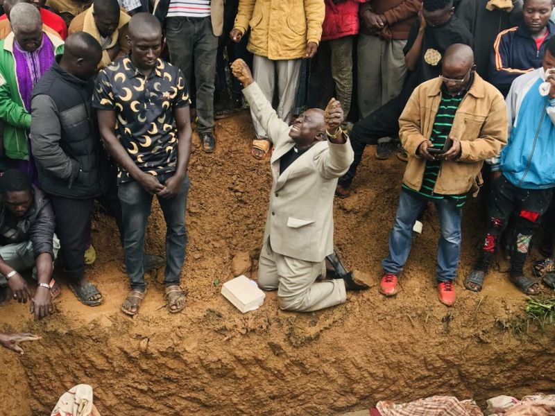 Terror na Nigéria: pastor chora perante os corpos de membros da sua igreja