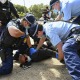 A polícia prende um homem durante um protesto anti-lockdown em Sydney, Austrália