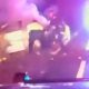 ‘Milagre’: policiais retiram motorista inconsciente de carro em chamas