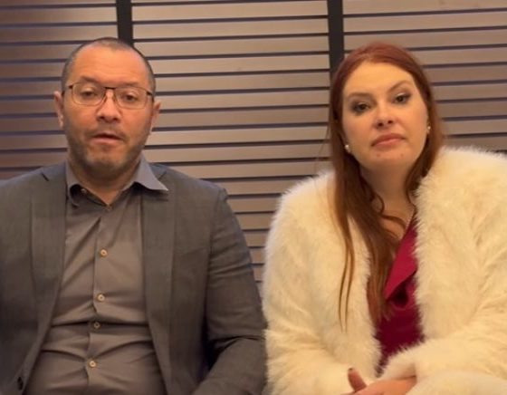 Ao lado da esposa, pastor admite tê-la traído e pede perdão