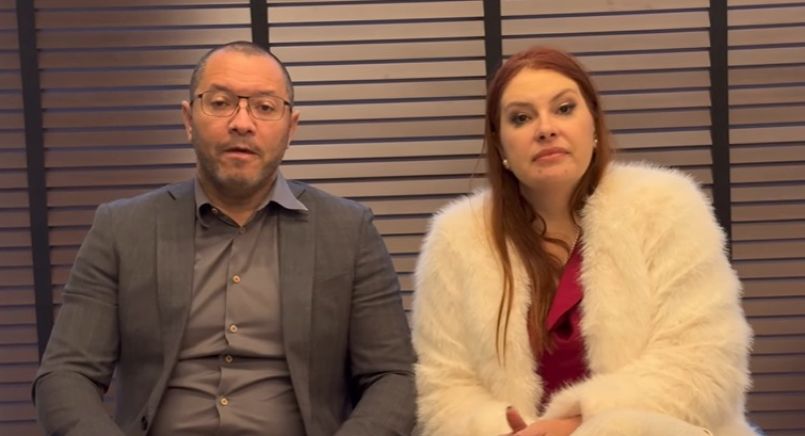 Ao lado da esposa, pastor admite tê-la traído e pede perdão
