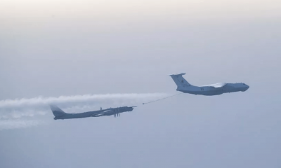 Aeronave sendo abastecida em voo