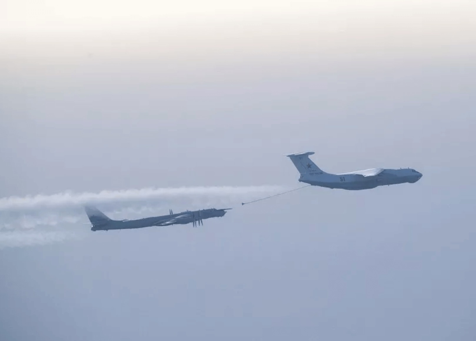 Aeronave sendo abastecida em voo