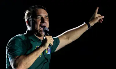 Em carta oficial, Flávio Bolsonaro se declara o verdadeiro "líder do Brasil"