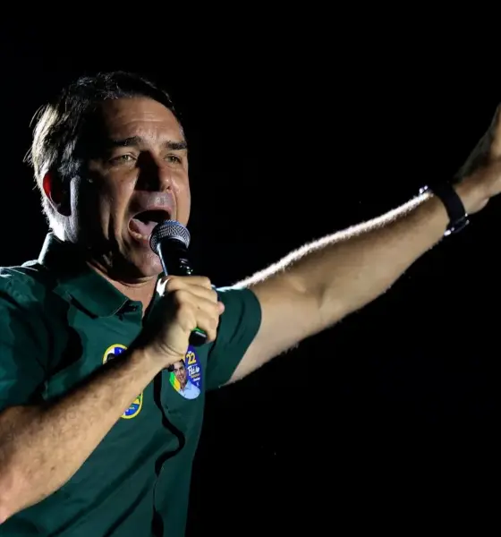 Em carta oficial, Flávio Bolsonaro se declara o verdadeiro "líder do Brasil"