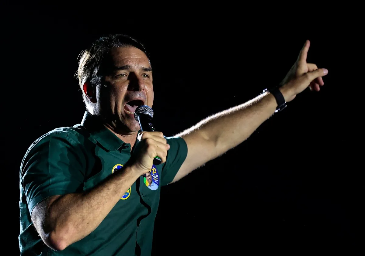 Em carta oficial, Flávio Bolsonaro se declara o verdadeiro "líder do Brasil"