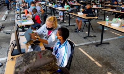 Alunos estudando Los Angeles Dream Center