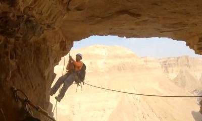 Arqueólogo explorando caverna