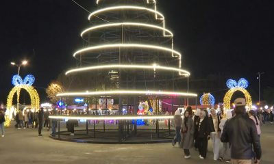 Cristãos acendem árvore de Natal gigante em Damasco, Síria