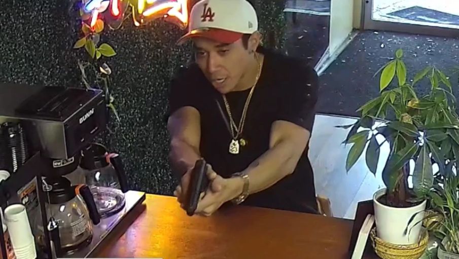 Sob a mira de assaltante, dono de restaurante clama a Deus