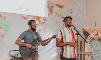 Axel Wandreus cantando na Igreja Batista Em Cristo