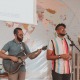 Axel Wandreus cantando na Igreja Batista Em Cristo