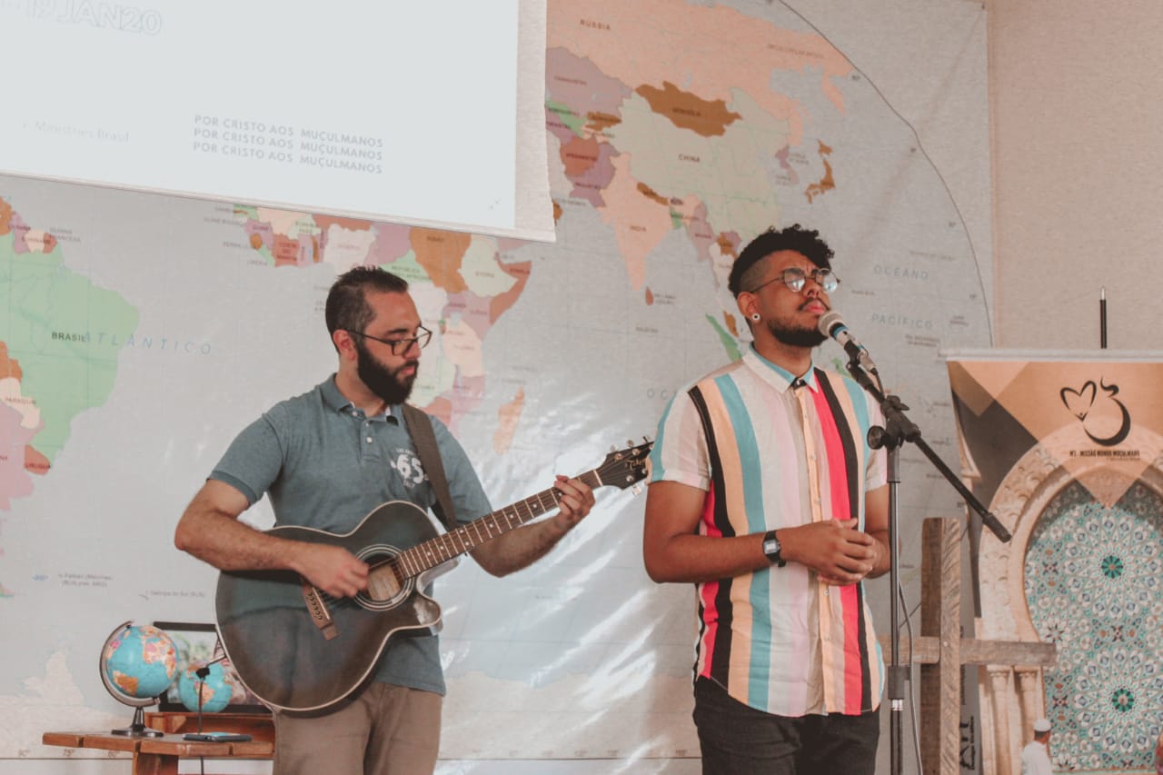 Axel Wandreus cantando na Igreja Batista Em Cristo