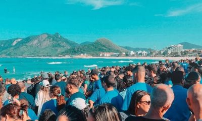 Mais de 1.200 pessoas são batizadas na Praia do Recreio