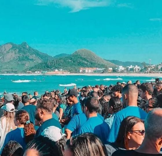 Mais de 1.200 pessoas são batizadas na Praia do Recreio