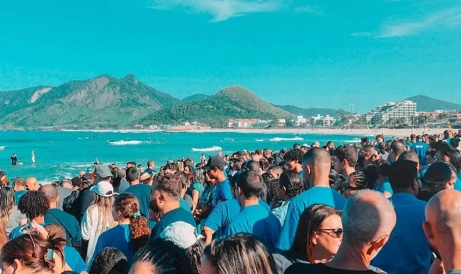 Mais de 1.200 pessoas são batizadas na Praia do Recreio