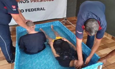 Igreja faz ação em presídio e dezenas de presos são batizados