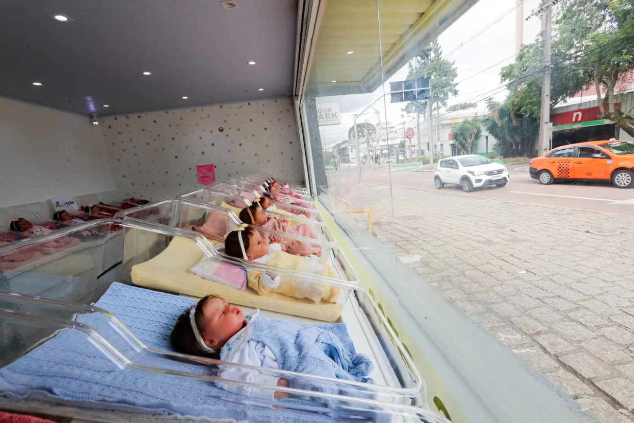 Bonecas reborn: padre se recusa batizar e deixa aviso para ‘mães’