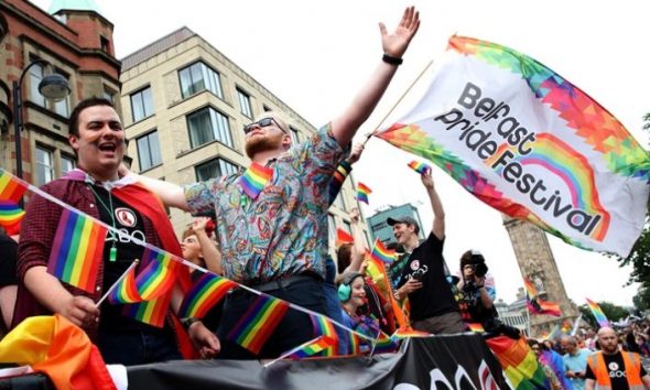 Ativista LGBT fantasiado de Jesus em Parada gay causa revolta: ‘Absurdo’