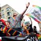 Ativista LGBT fantasiado de Jesus em Parada gay causa revolta: ‘Absurdo’