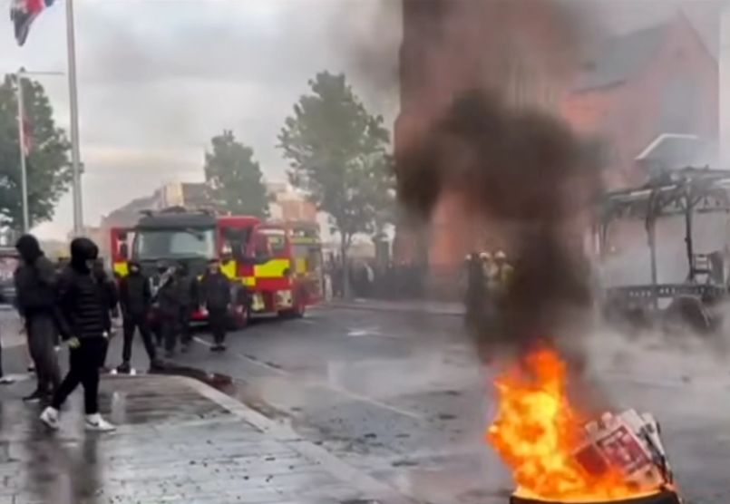 Atentado de imigrante desencadeia protestos na Irlanda do Norte