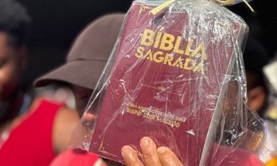 Igreja Universal distribui 700 exemplares da Bíblia em comunidade