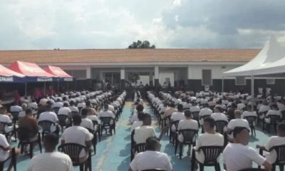 Detentos são batizados em presídio após doação de Bíblias