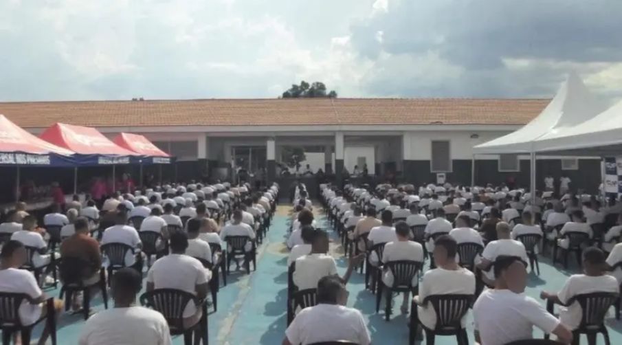 Detentos são batizados em presídio após doação de Bíblias