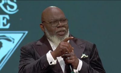 Bispo TD Jakes se emociona em retorno ao púlpito após mal-súbito