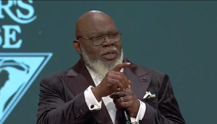 Bispo TD Jakes se emociona em retorno ao púlpito após mal-súbito