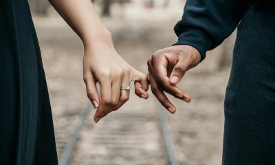 Casal de mãos dadas