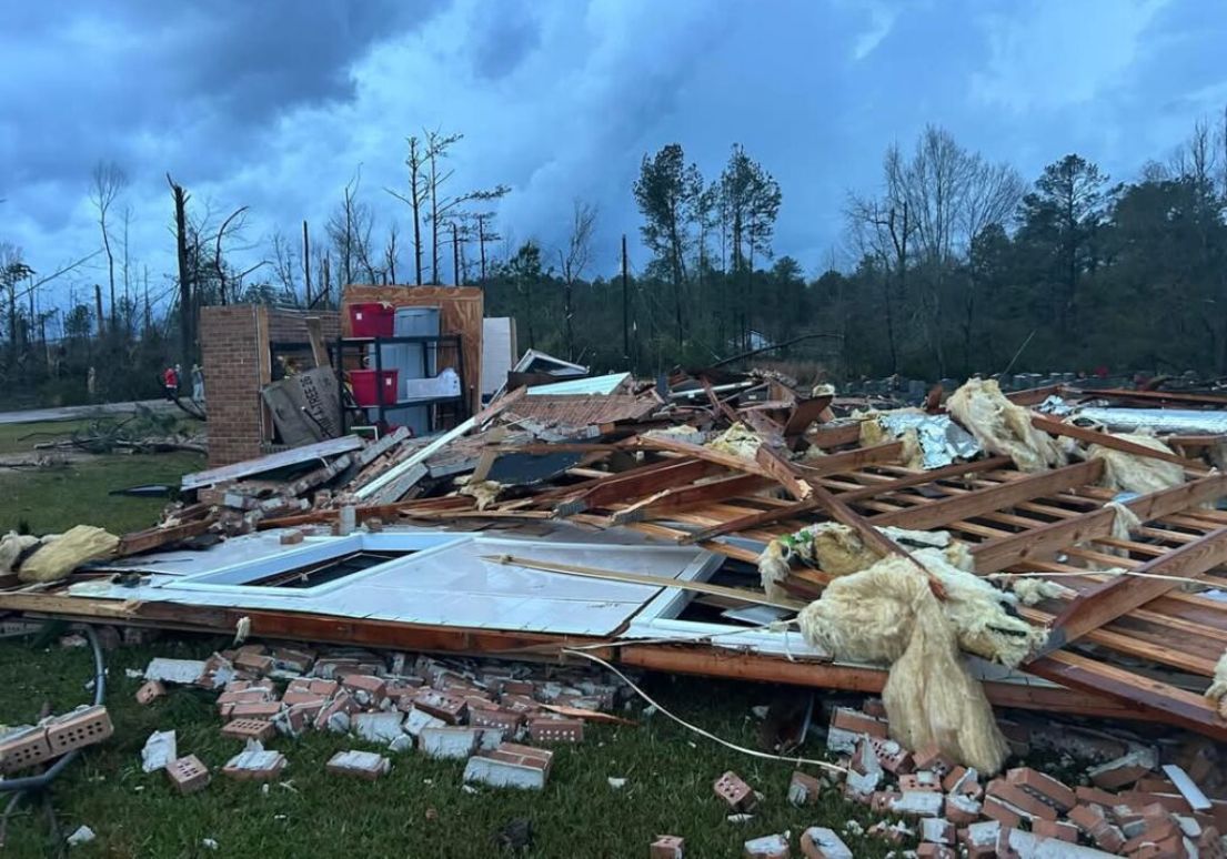 ‘No olho da tempestade’, casal se abriga em igreja e sobrevive a tornado