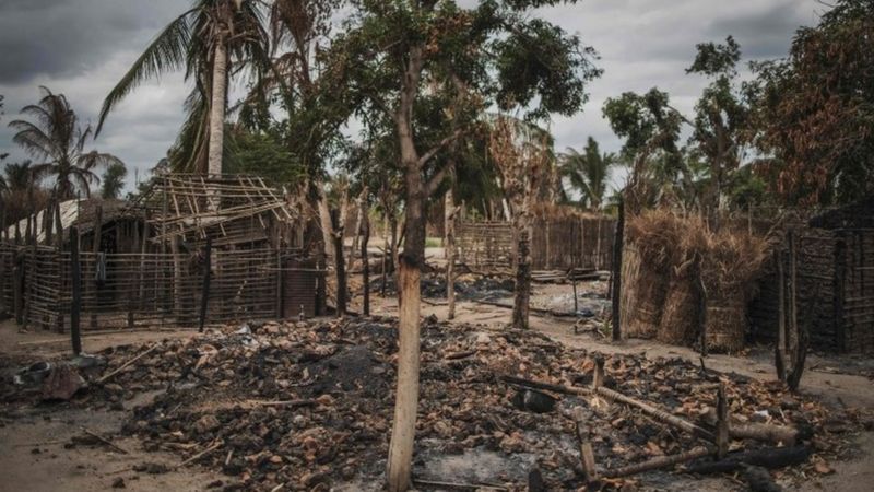 Casas queimadas em Moçambique